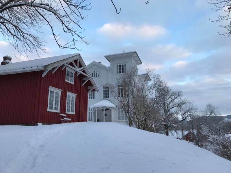 Reins Kloster - meieriskole og tårnbygning - foto Elizabeth J.R. Brødreskift